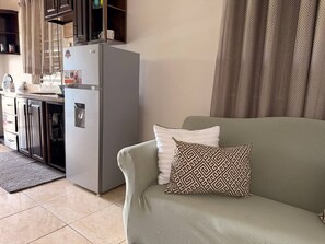 TV - Adorable 1Bed Cottage Too~ Walk to the Beach (Priory)