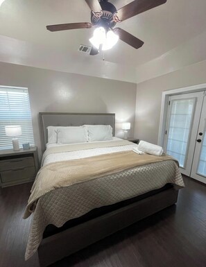 Room - Central Urban Glam Getaway near Moore, OKC, Norman (Oklahoma City)