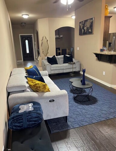 Central Urban Glam Getaway near Moore, OKC, Norman