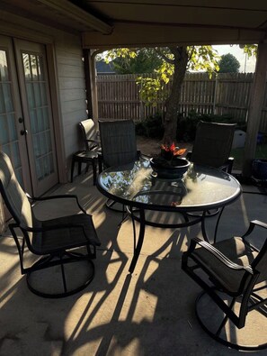Outdoor dining - Central Urban Glam Getaway near Moore, OKC, Norman (Oklahoma City)