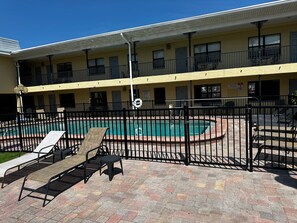 Ein Hotel mit Swimmingpool, Außenbereich und einem mehrstöckigen Gebäude.
