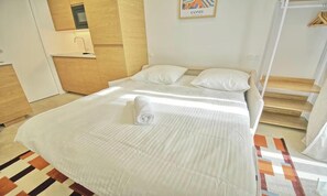 Ein Hotelzimmer mit Bett, Bad und Treppe.