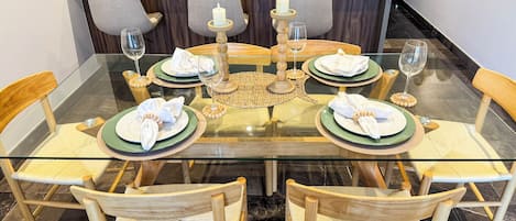 Une cuisine moderne avec un coin repas aménagé pour quatre personnes.