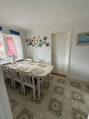 Dining - Vrbo Property (Hallstavik)