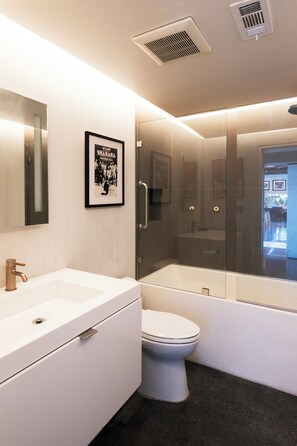 Bathroom - Surfers Beach Property in Venice, CA Pool Pet Friendly Monthly Only (Los Angeles)