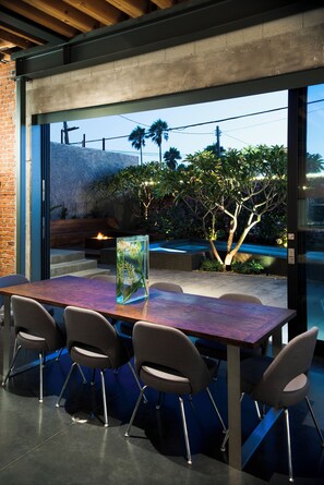 Outdoor dining - Surfers Beach Property in Venice, CA Pool Pet Friendly Monthly Only (Los Angeles)