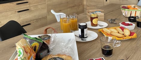 Una cocina moderna con armarios de madera, encimera negra y horno empotrado.