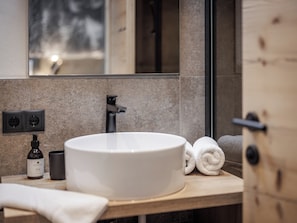 Apartment, Patio, Mountain View | Bathroom - Leni Mountain Lodge (Sölden)