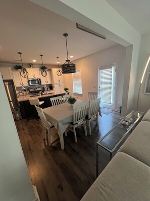 Dining - Comfortable, Clean & Family Ready in High Point (High Point)