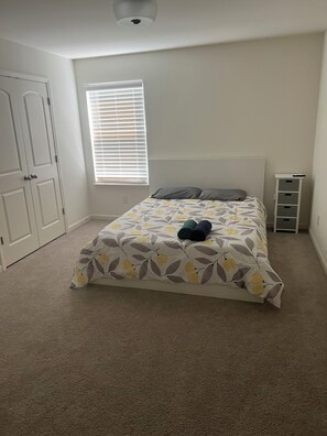 Room - Comfortable, Clean & Family Ready in High Point (High Point)