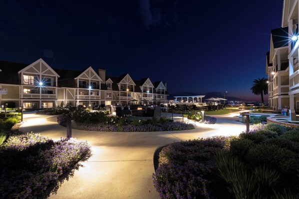 A hotel with a central courtyard, outdoor seating, and a pool area. - Carlsbad Inn Beach Resort Hotel (Carlsbad)