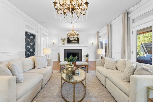 Luxury 6 Bedroom Coastal Home Directly Across From Beach Center of Downtown