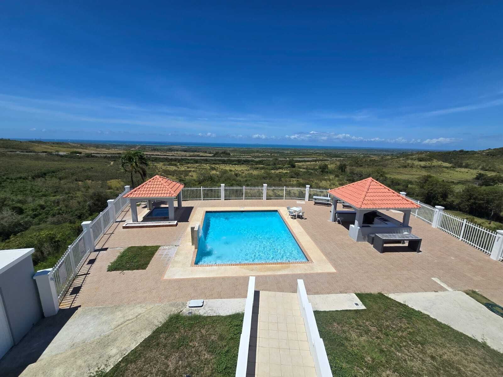 Una piscina en la azotea con vistas despejadas del paisaje.