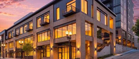 Ein mehrstöckiges Hotel mit modernem architektonischen Design, mit Balkonen und großen Fenstern.