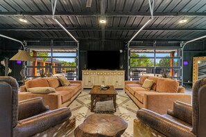 Ein großzügiger Wohnbereich mit zwei Sofas, einem Couchtisch und einem Fernseher.
