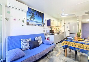 A compact living space with a sofa, a dining table, and a kitchenette. - N&J - LA FENICE - Balcony - Close sea (Nice)