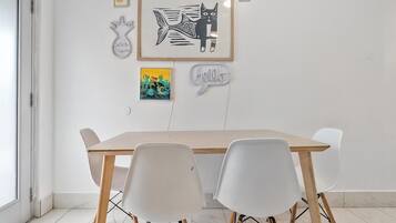 Standard Apartment, 1 Queen Bed with Sofa bed, Kitchenette | In-room dining