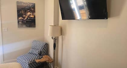 Newly Built "Nature" Studio Suite near downtown Ocean Springs with pool access