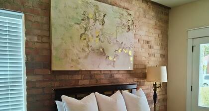 Newly Built "Nature" Studio Suite near downtown Ocean Springs with pool access