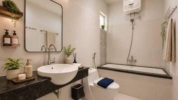 Junior Apartment, City View | Bathroom | Free toiletries, hair dryer, slippers, towels