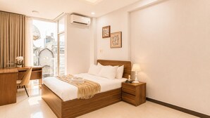 Desk, laptop workspace, blackout curtains, soundproofing - NIDOVA SAIGON - D1 Townhouse Residence (Ho Chi Minh City)