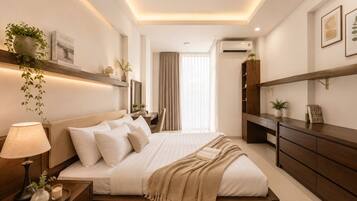 Junior Apartment, City View | Desk, laptop workspace, blackout drapes, soundproofing