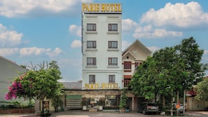 Un immeuble à plusieurs étages, sur lequel on peut lire l’inscription « HÔTEL PARIS » en haut.