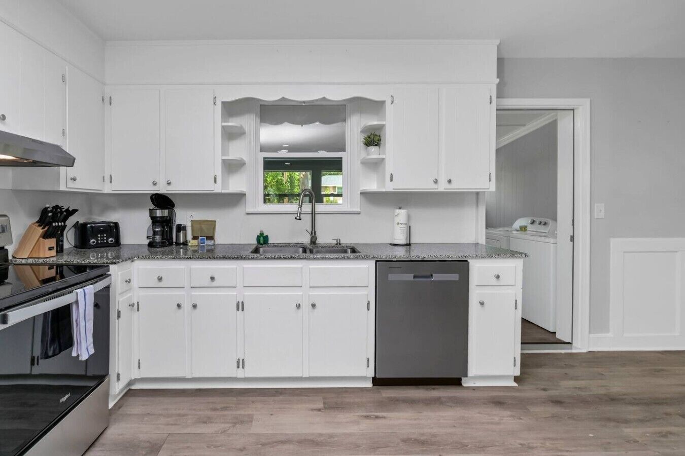 Wasserkocher mit Kaffee-/Teezubehör, Kühlschrank, Mikrowelle, Ofen