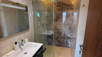 Apartment, Balcony, Beach View | Bathroom