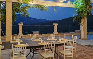 Outdoor dining - Vrbo Property (Laureana Cilento)