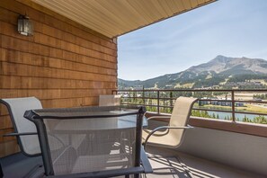 Outdoor dining - Mtn Views | Free Shuttle | Fireplace (Big Sky)