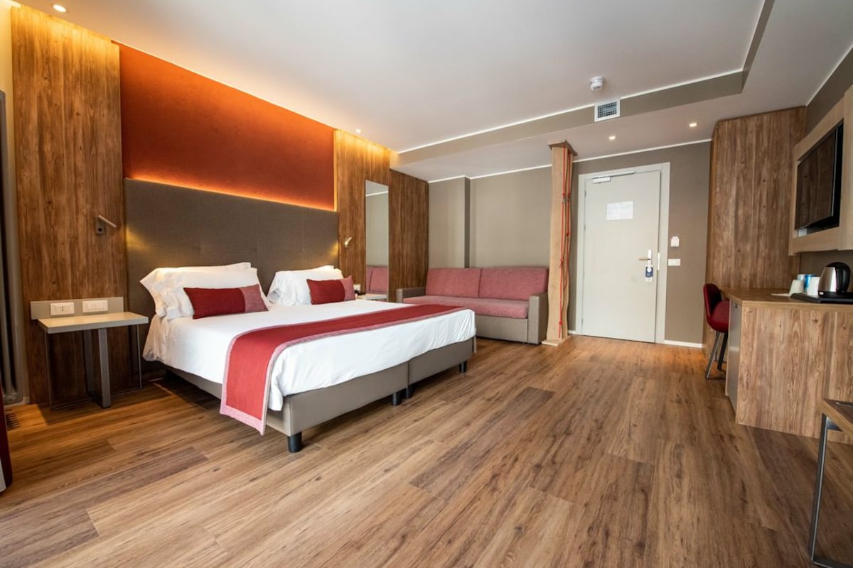 Superior Double or Twin Room | In-room safe, desk, cots/infant beds, free WiFi