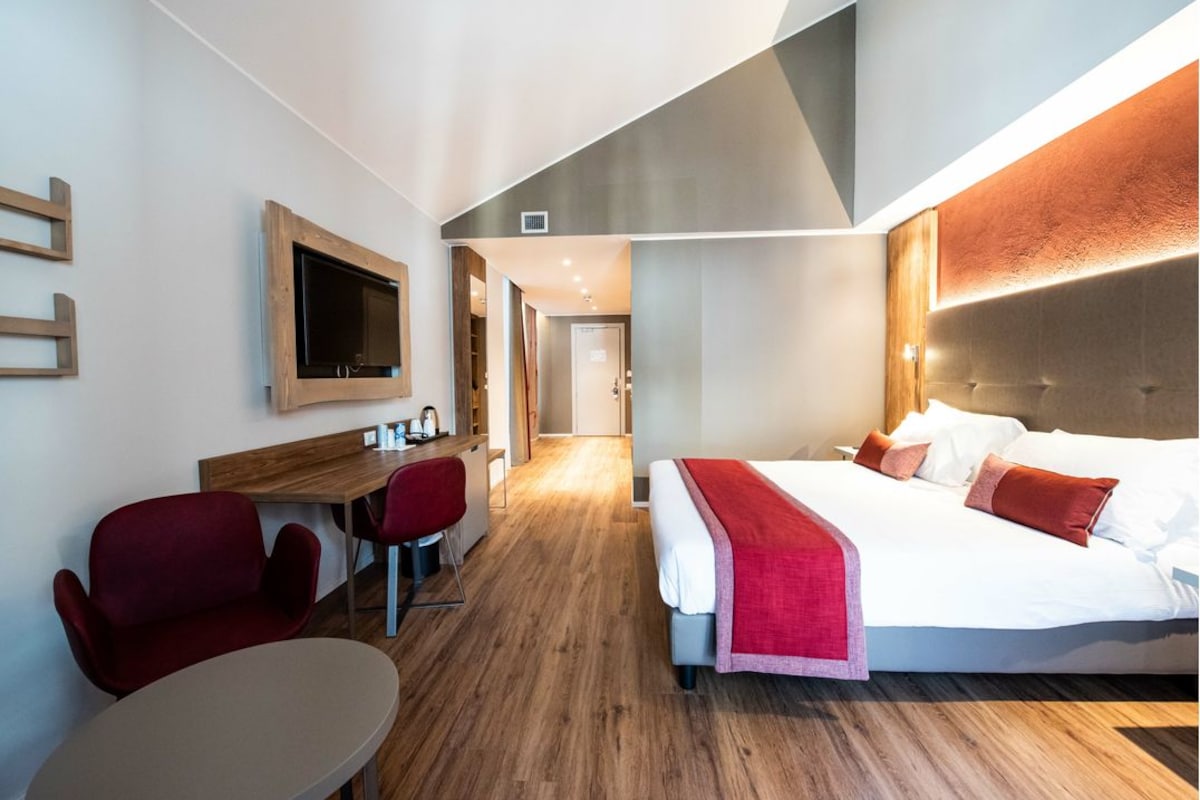 Superior Triple Room | In-room safe, desk, cots/infant beds, free WiFi