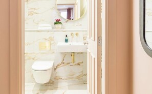 Un baño con inodoro, lavabo y espejo.
