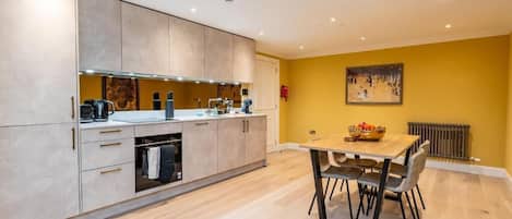 Coffee/tea maker, fridge, microwave, oven