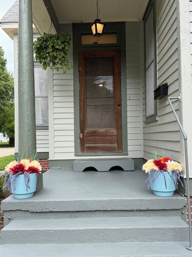Charming Historic LeClaire Home - 3BR, 2 King Beds + Huge Loft