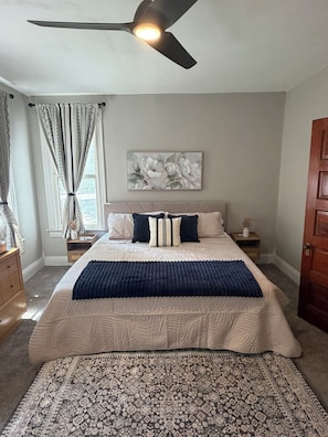 Room - Charming Historic LeClaire Home, 3BR + 2BA, Sleeps 8 (Edwardsville)