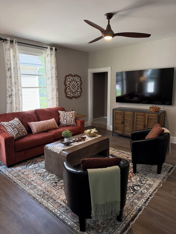 Living area - Charming Historic LeClaire Home, 3BR + 2BA, Sleeps 8 (Edwardsville)
