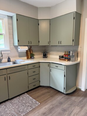 Private kitchen - Charming Historic LeClaire Home, 3BR + 2BA, Sleeps 8 (Edwardsville)