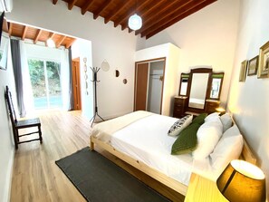 Iron/ironing board, free WiFi, bed sheets - New Management! with Private Parking, Centrally located, and Serene (Aflitos)