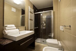 Shower, free toiletries, hair dryer, towels - Hotiday Cadore (Cancia)