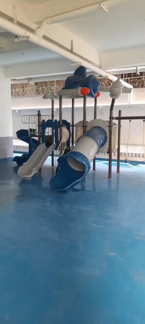 Ein Spielbereich für Kinder mit Rutschen und Klettergerüsten.