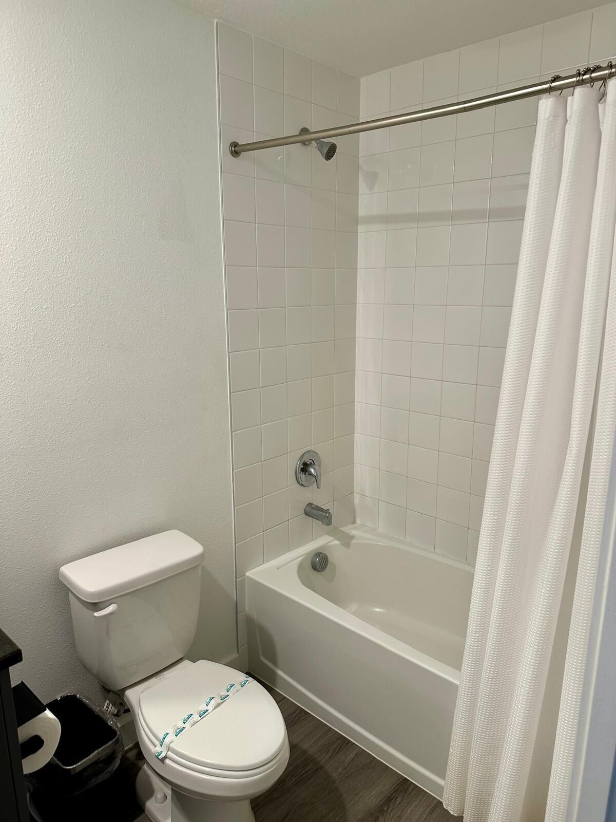 Ein Badezimmer mit Toilette, einer Badewanne und einer Duschvorhang.