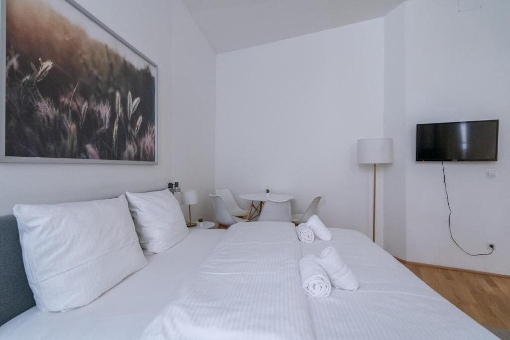 Appartement, climatisation | Fer et planche à repasser, accès au Wi-Fi (inclus), literie fournie