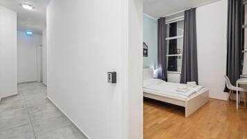 Ein modernes Hotelzimmer mit einem Bett, einem Schreibtisch und einem Sessel.