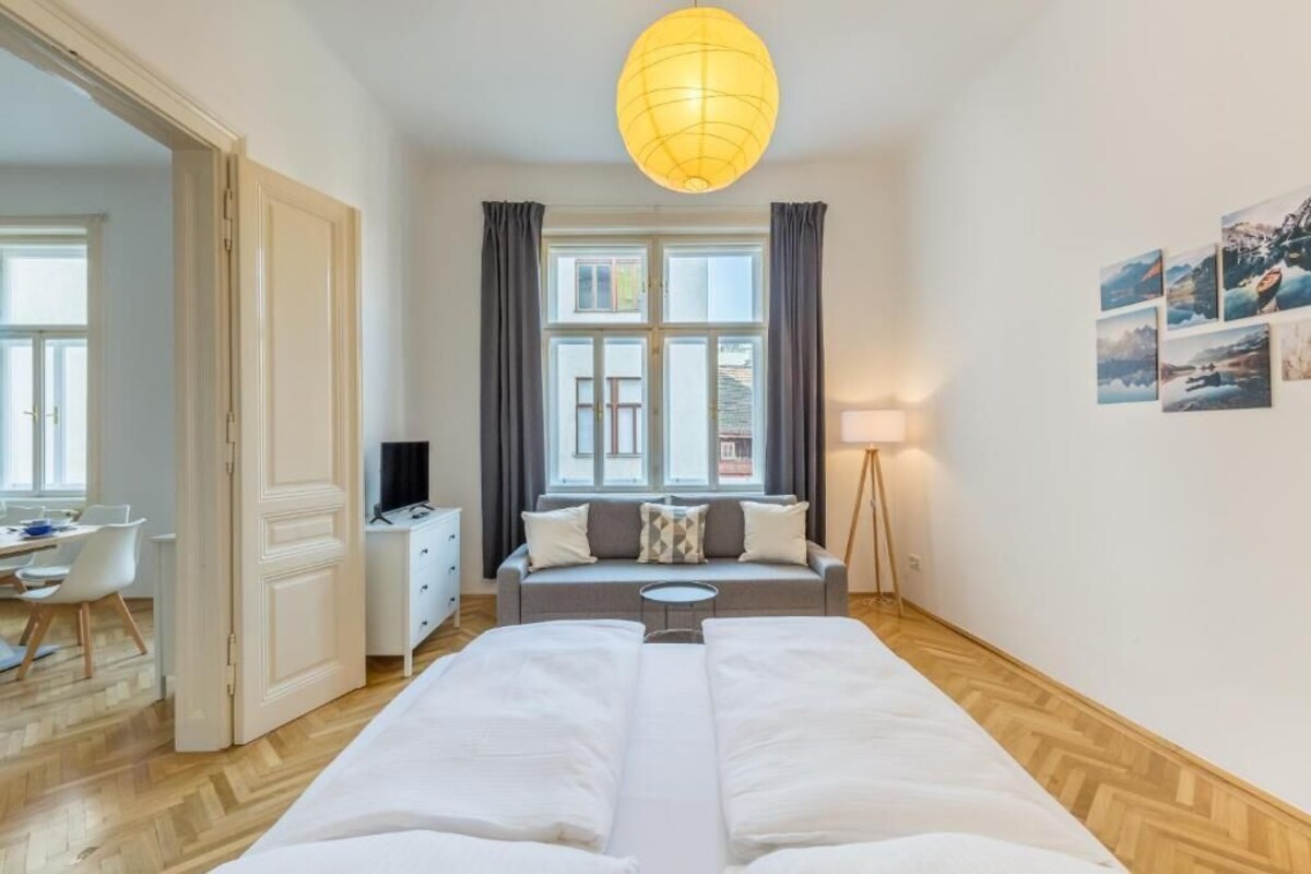 Apartment, Küche, Blick auf den Innenhof | Bügeleisen/Bügelbrett, kostenloses WLAN