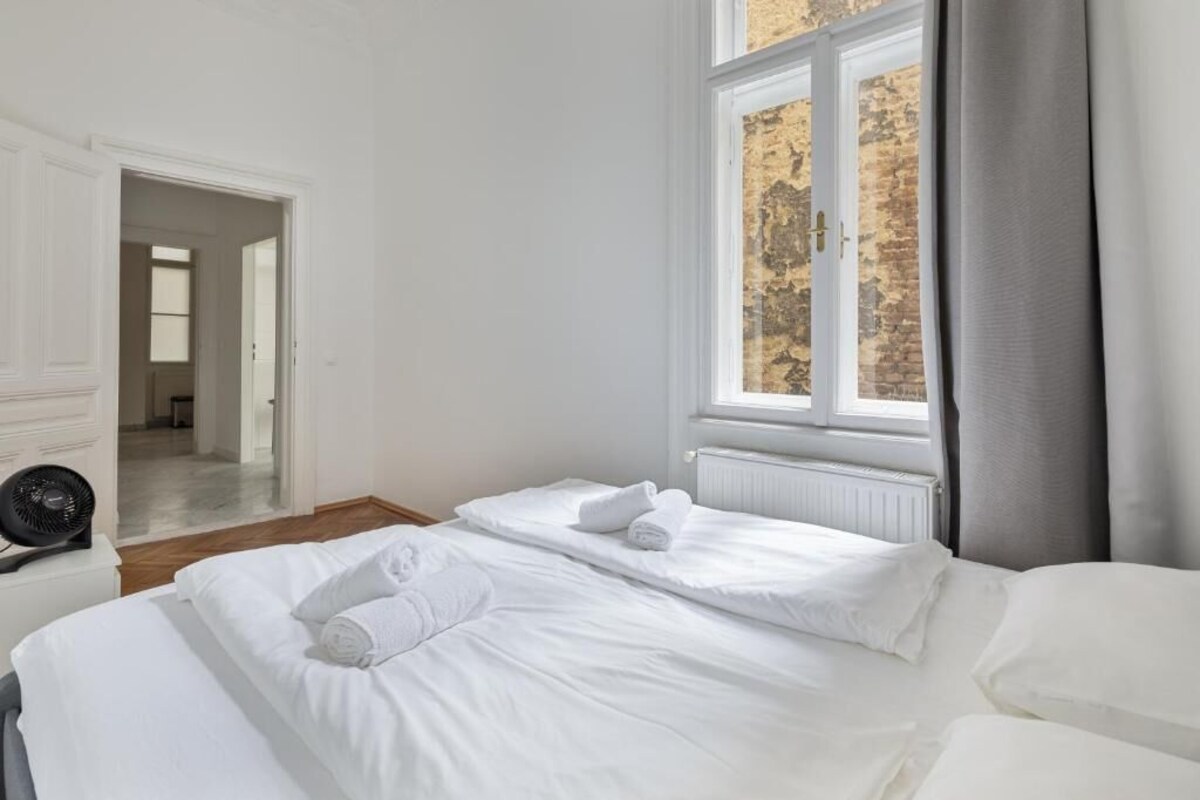 Apartment, Balkon, Gartenblick | Bügeleisen/Bügelbrett, kostenloses WLAN