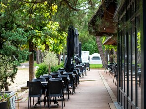 Outdoor dining - Mobile Home With Shared Pool (Zonhoven)