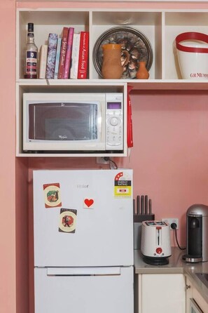 Eine Küche mit Mikrowelle, Kühlschrank und Toaster.