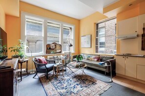 Ein gemütliches Wohnzimmer mit einer Couch, einem Couchtisch und einem Klavier.